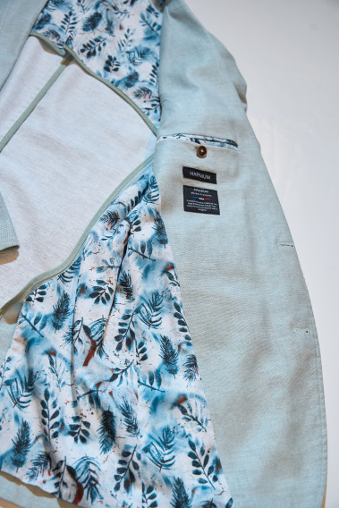 Veste GIORGIOVW vert pastel. Intérieur de la veste à motif de petites feuilles bleue sur fond blanc.