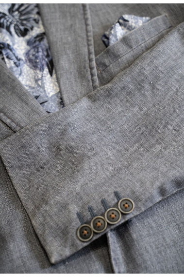 Zoom sur la manche de la veste LENY bleu jean. Elle comporte 4 boutons.