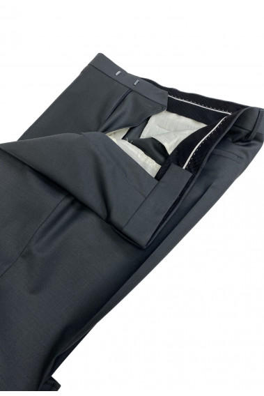 Zoom sur les détails du pantalon SULTAN gris.