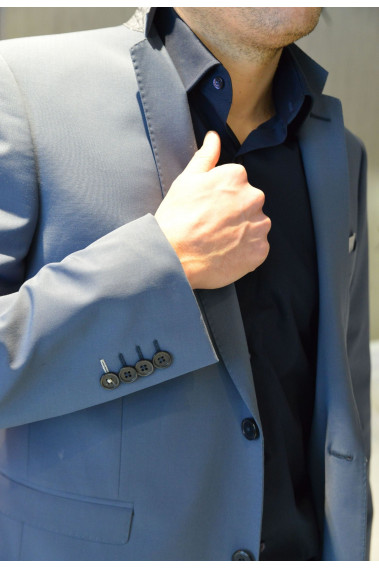 Zoom sur la manche de la veste SULTAN gris bleuté. Elle comporte 4 boutons.