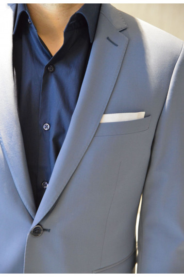 Zoom sur la poche poitrine de la veste SULTAN gris bleuté.