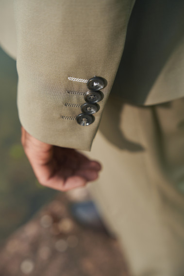 Costume SUAT tilleul. Plan de la manche sur les boutons de couleur noir.
