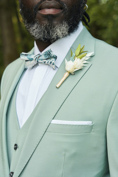 Costume SUAT vert d'eau. Gros plan sur la veste avec boutonnière et noeud papillon.