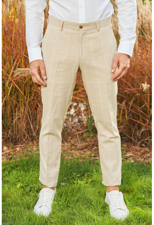 Homme portant le pantalon LINCOLN beige à carreaux. Il comporte 3 poches avant et 2 poches arrière.