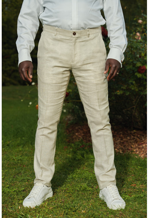 Homme portant le pantalon LINCOLNW beige. Il comporte 3 poches avant et 2 poches arrière.