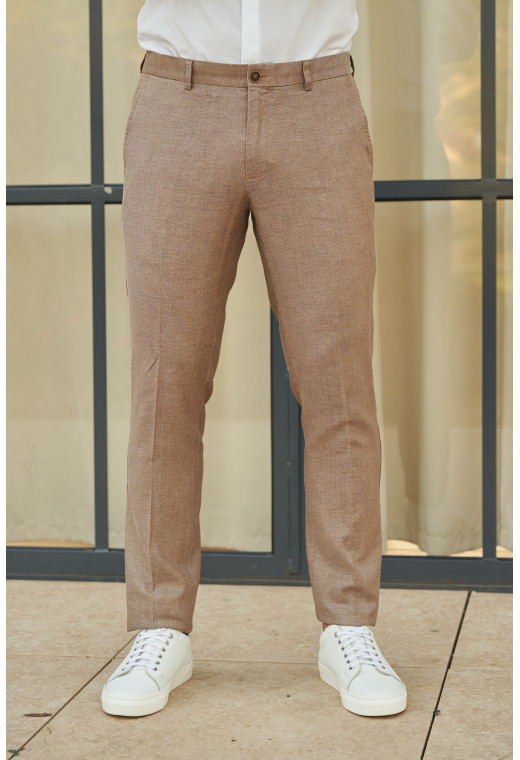 Homme portant le pantalon LINCOLNW brun. Il comporte 3 poches avant et 2 poches arrière.