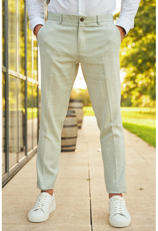 Homme portant le pantalon LINCOLNW vert. Il comporte 3 poches avant et 2 poches arrière.