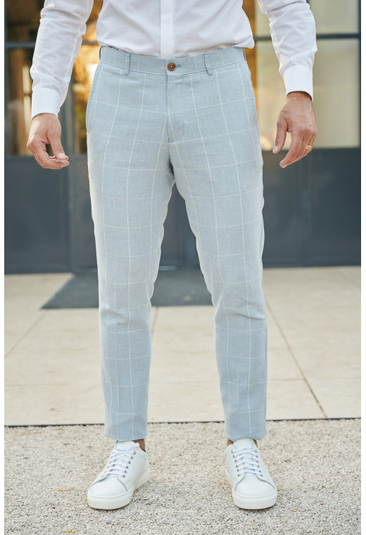 Homme portant le pantalon LINCOLN bleu à carreaux. Il comporte 3 poches avant et 2 poches arrière.