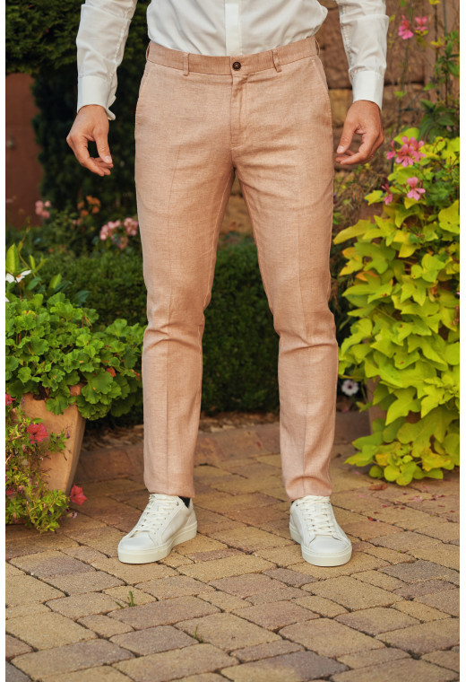Homme portant le pantalon LINCOLNW rose. Il comporte 3 poches avant et 2 poches arrière.